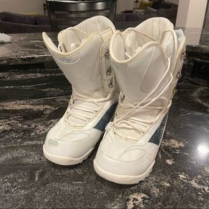 Snowboarding boots